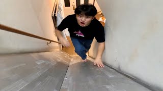 友達の家の階段を滑り台にしてみたI tried to make the stairs of the house a slide【ドッキリ】
